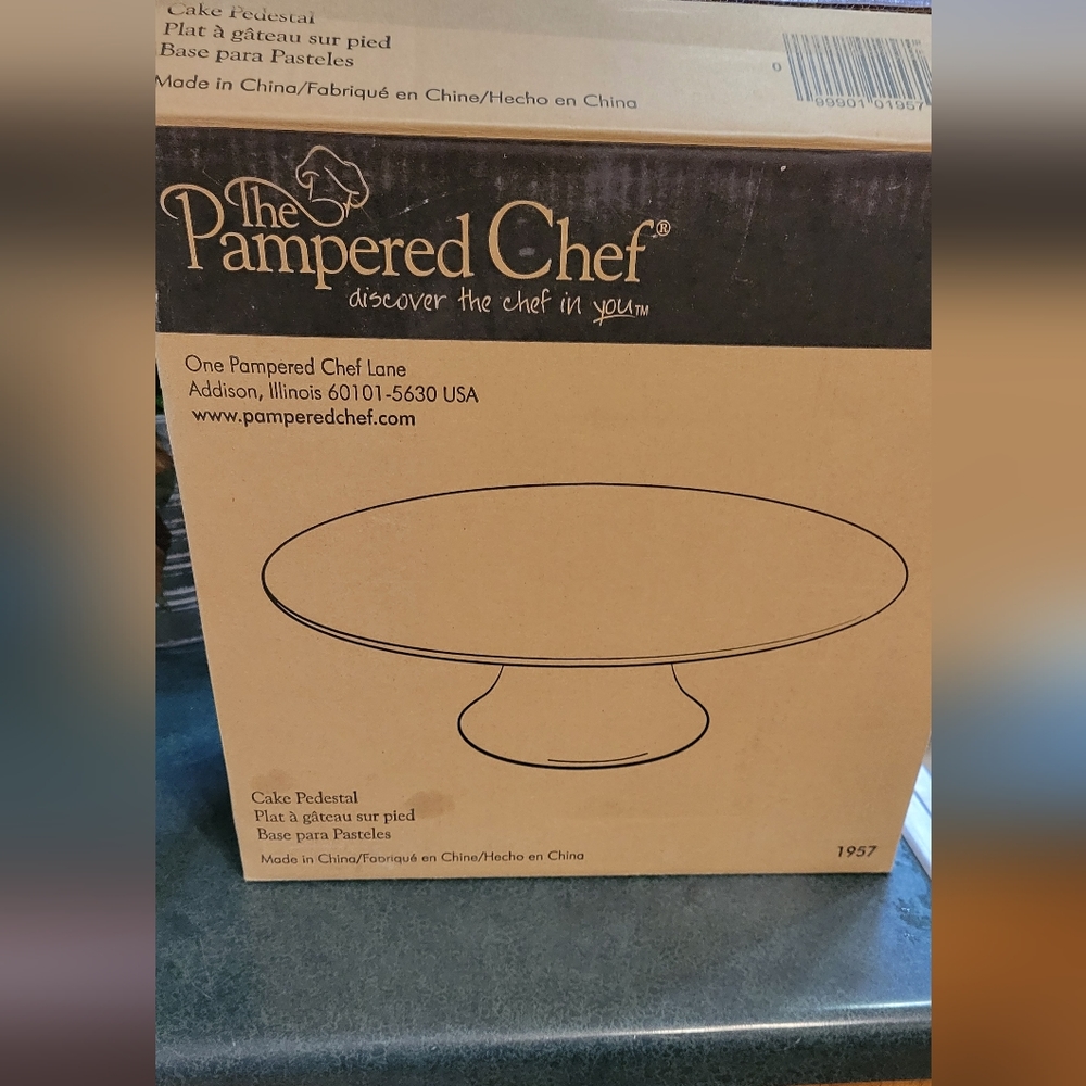 Pampered Chef White Ceramic Cake Pedestal